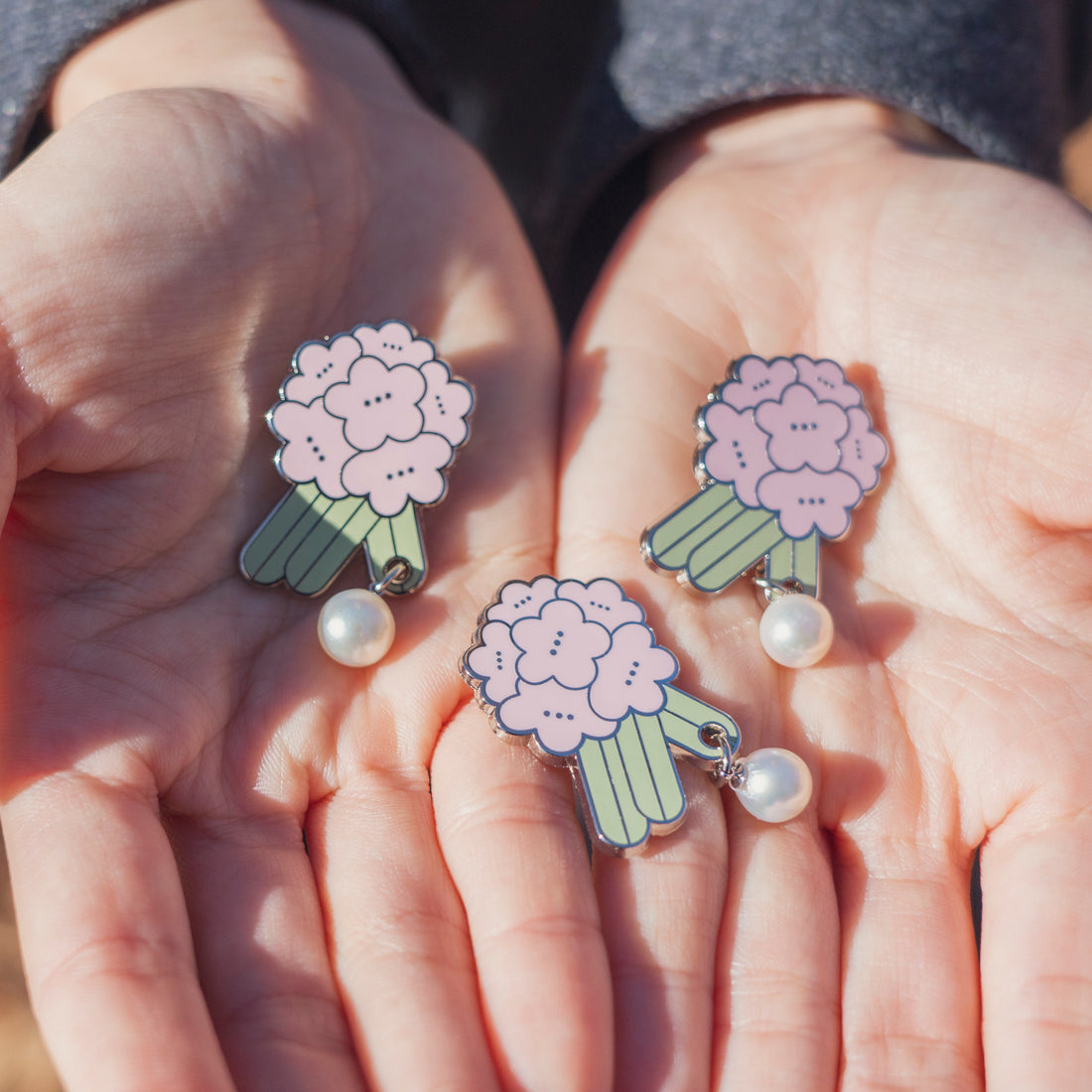 宇和島真珠の山バッジ(シャクナゲ)