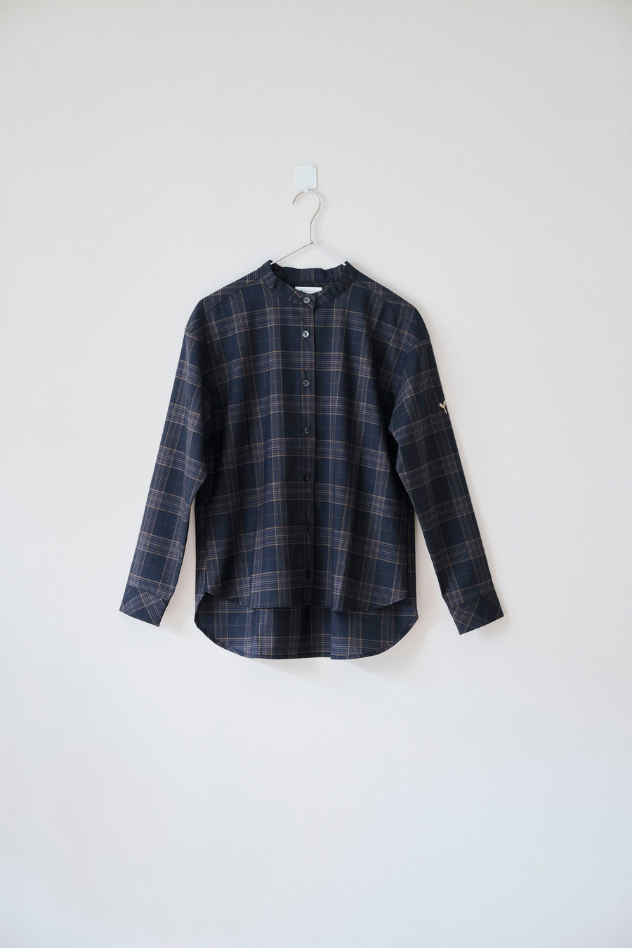 ［かわり芽］クラシカルをまとうバンドカラーシャツ