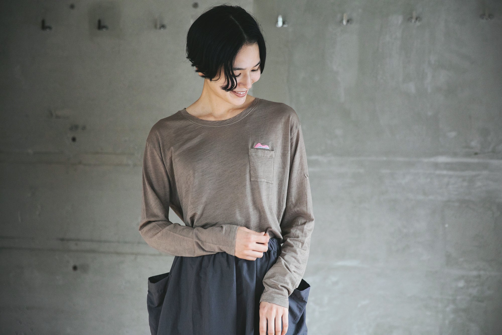45rpm 45R フロート縮絨deレースTシャツ ウール 長袖 トップス かわり芽］季節のかわり芽 長袖ウールT 山の刺繍入り – FUNQTEN