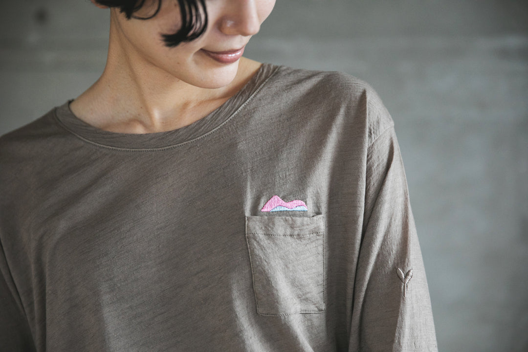 ［かわり芽］季節のかわり芽 長袖ウールT 山の刺繍入り