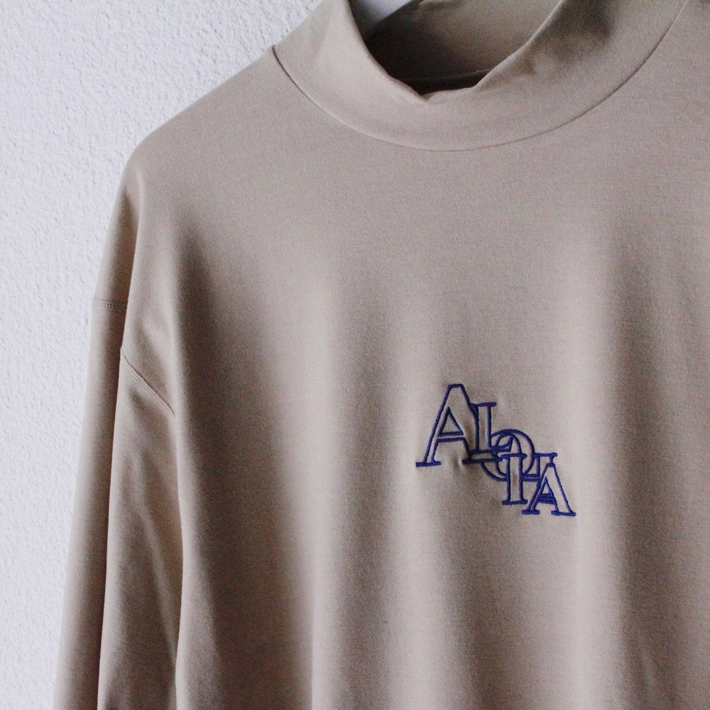 ［サルベージパブリックコレパ］ホヌ モックネック ロングスリーブ (ALOHA monogram EMB)