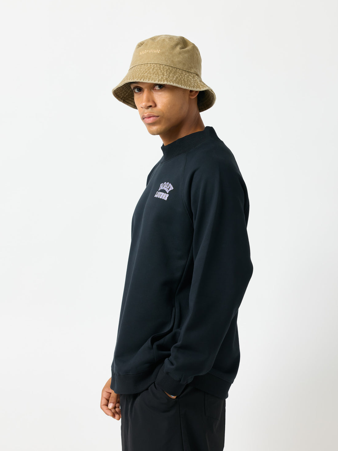 ［BOGEY LOUNGE］ モックネック長袖トップス（文字プリント）